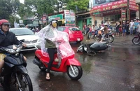 Có cần thay thế lốp xe máy để không bị trượt ngã do trời mưa?