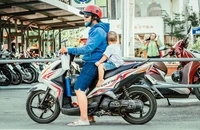 Có cần đai an toàn hoặc ghế chuyên dụng khi chở trẻ em dưới 6 tuổi trên xe máy?