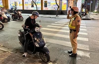 Cảnh sát giao thông có phải chào người vi phạm giao thông?