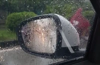 Xử lý kính chiếu hậu ô tô như thế nào cho dễ nhìn trong mùa mưa bão?