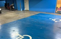 Tại sao một số Trung tâm thương mại, hầm để xe có chỗ đậu xe cho người khuyết tật?