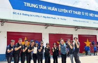 Trường dạy nghề ô tô tâm huyết vẽ lá cờ Tổ Quốc lên cửa