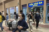 Người dân quay trở lại TP.HCM qua ga Sài Gòn