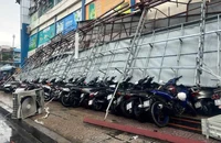 Vụ biển quảng cáo rơi đè loạt xe máy, ai có trách nhiệm bồi thường thiệt hại?