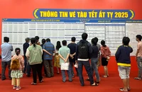 Dù giá vé cao hơn nhưng nhiều người vẫn chọn mua vé tàu Tết Ất Tỵ 2025 để về quê