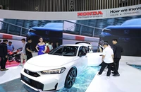 Từ 2025, ô tô điện, xe Hybrid sẽ có tem kiểm định có nền màu xanh lá cây