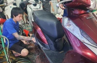 'Độ' lốp xe máy có bị xử phạt?