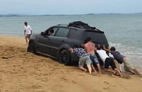 Chạy xe trên bãi biển vắng thì có vi phạm không mà Công an xử phạt?