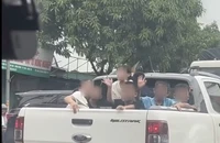 Nguy hiểm khi để trẻ em ngồi trên thùng xe bán tải 