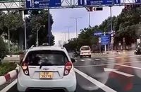 Xe cứu thương vượt đèn đỏ va chạm với xe máy: Ai là người chịu trách nhiệm?