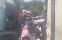 Người lái xe ba gác chở xe con phía sau có thể bị phạt như thế nào?