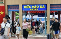 Nhà ga, sân bay nhộn nhịp người dân quay trở lại TP.HCM sau Lễ 2-9