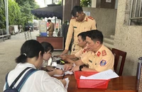 Có được lái xe khi chỉ có giấy hẹn cấp đổi giấy phép lái xe đã hết hạn?