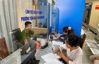 Hàng ngàn người dân đã được chuyển đổi qua giấy phép lái xe dạng thẻ PET