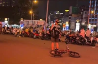 CSGT TP.HCM nói về hành vi 'bốc đầu' xe đạp để đi bằng một bánh 