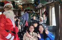 Hành khách trên tàu bất ngờ vì sự xuất hiện của ông già Noel