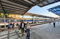 Sự cố sà lan va cầu Ghềnh, nhiều hành khách chọn quay về hoặc trung chuyển
