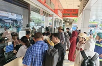 Dòng người hối hả ra bến xe, ga tàu đi nghỉ Lễ 30-4 và 1-5
