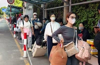 Người dân nườm nượp quay trở lại TP.HCM qua bến xe, nhà ga sau kỳ nghỉ lễ