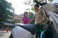 Học sinh TP.HCM thích thú trải nghiệm xe máy điện VinFast, mẫu xe mới Amio gây 'sốt'