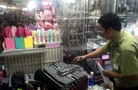 Đau đầu với hàng 'dối trá' ở chợ Bến Thành, Sài Gòn Square