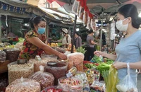 Nhộn nhịp mua đồ cúng ông Táo, một số mặt hàng không có để bán