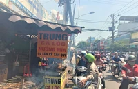 Cá lóc nướng đặc sản Tây Bắc hút khách ngày vía Thần Tài 