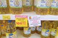 Siêu thị cho mỗi khách hàng mua một chai dầu ăn 2 lít/ngày