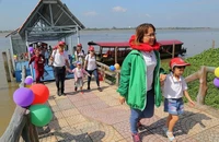 Du khách đến khu du lịch Bến Thành Vinh Sang. ẢNH: L.PHƯƠNG