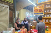 Chợ Bến Thành đang bán đến 22 giờ đêm để thu hút khách 