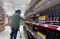 Người tiêu dùng mua nước mắm ở siêu thị. ẢNH: TÚ UYÊN