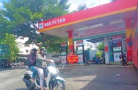 Bất ngờ nhiều cửa hàng 'hết xăng' sau khi giá giảm mạnh