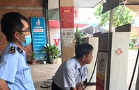 QLTT tỉnh Tây Ninh đang lấy mẫu xăng