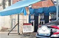 Khách ngậm ngùi vì một số cửa hàng vẫn... không bán xăng
