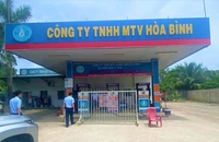 Cửa hàng ở Sóc Trăng thông báo hết xăng hết dầu. ẢNH: H.E