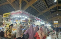 Khách Malaysia thích may đồ vest tại chợ đêm Bến Thành