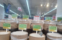 Gạo được bày bán ở siêu thị