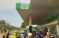 Người dân chờ đổ 30.000 đồng/xe máy, ô tô