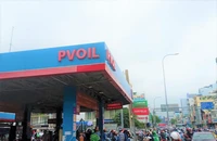 Người dân đổ xăng tại cửa hàng trên đường Bạch Đằng quận Bình Thạnh ngày 8-10