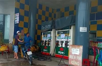 Cửa hàng hết xăng trong sáng ngày 10-10 