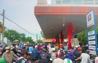 Người dân chờ đổ xăng cửa hàng quận 12 trong sáng ngày 10-10
