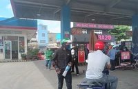 Xe ở nhà hết xăng vị khách này đem chai theo mua nhưng không được. 