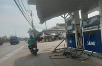 Cửa hàng xăng trên quốc lộ 1 A, quận Bình Tân hết xăng trưa ngày 18-10