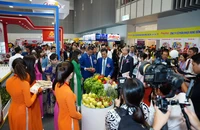 Lãnh đạo TP.HCM tham quan các gian hàng tại triển lãm