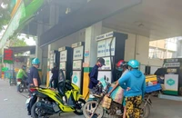 Người dân mua xăng cửa hàng quận Bình Tân
