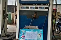 Vì sao nhiều cây xăng chỉ bán 20.000 đồng/xe máy?