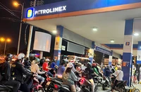 Giá xăng tăng hơn 1.000 đồng, nhiều cửa hàng tiếp tục nghỉ bán
