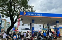 Người dân xếp hàng mua xăng tại cửa hàng trưa 15-11