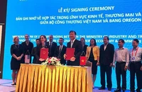 Bộ Công Thương và chính quyền bang Oregon-Hoa Kỳ kí kết Biên bản ghi nhớ hợp tác lĩnh vực Kinh tế, thương mại và năng lượng.
