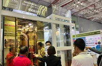 Dừng hoạt động 50% thang máy, tăng cường đi bộ.... để tiết kiệm điện